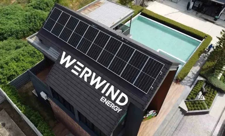 ภาพมุมสูงหลังคาที่ติดตั้งโซลาร์เซลล์ของ WERWIND Energy